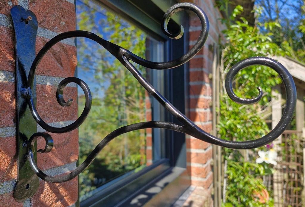 Handgesmeed plantenhanger – Uniek en Ambachtelijk, Ophalen of Verzenden, Nieuw, IJzer, Sierhekwerk