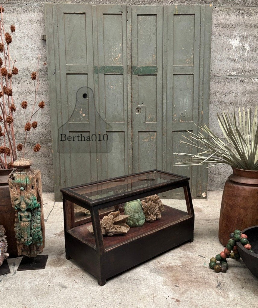 Oude winkelvitrine met laden