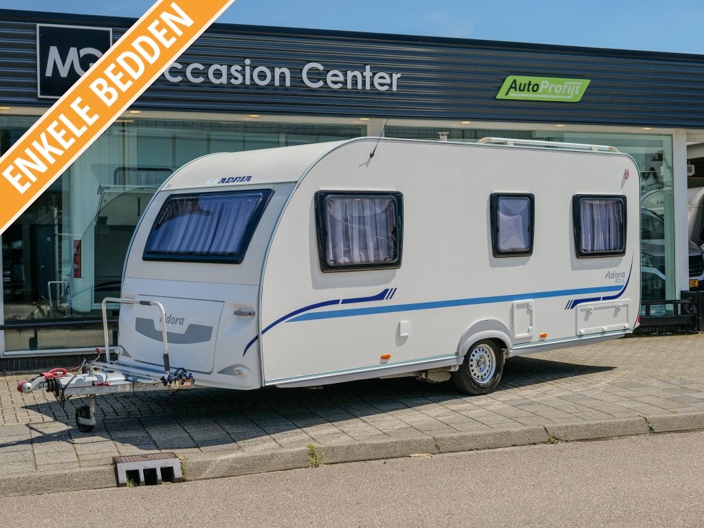 Adria Adora 492 UL ENKELE BEDDEN VOORTENT!, Caravans en Kamperen, Caravans, Rondzit, Bedrijf, Adria, 5 tot 6 meter