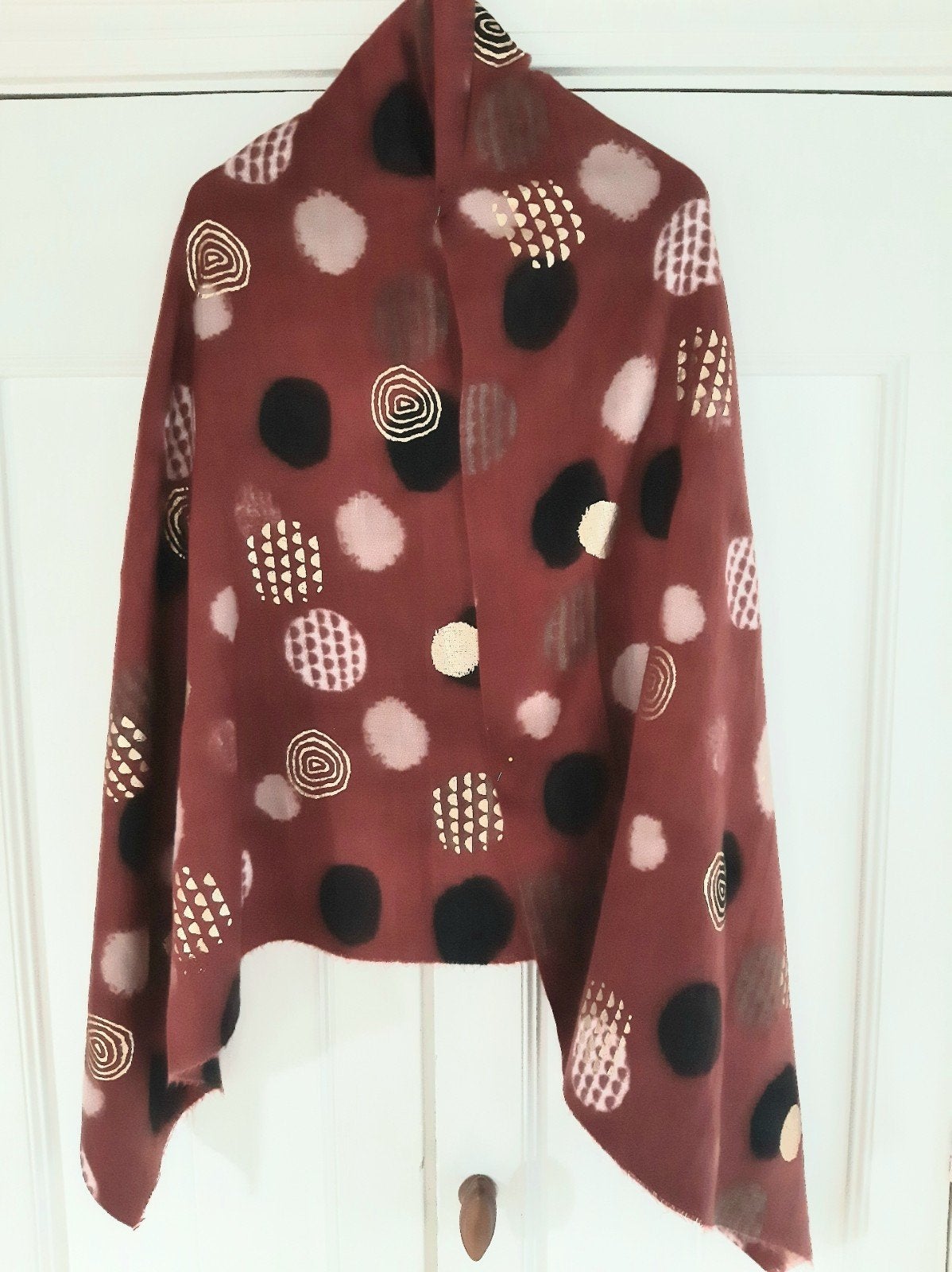 royale warme sjaal rood/ zwart/ beige/ bruin/ goudkleur., Ophalen of Verzenden, Nieuw, Maat 38/40 (M), Sjaal