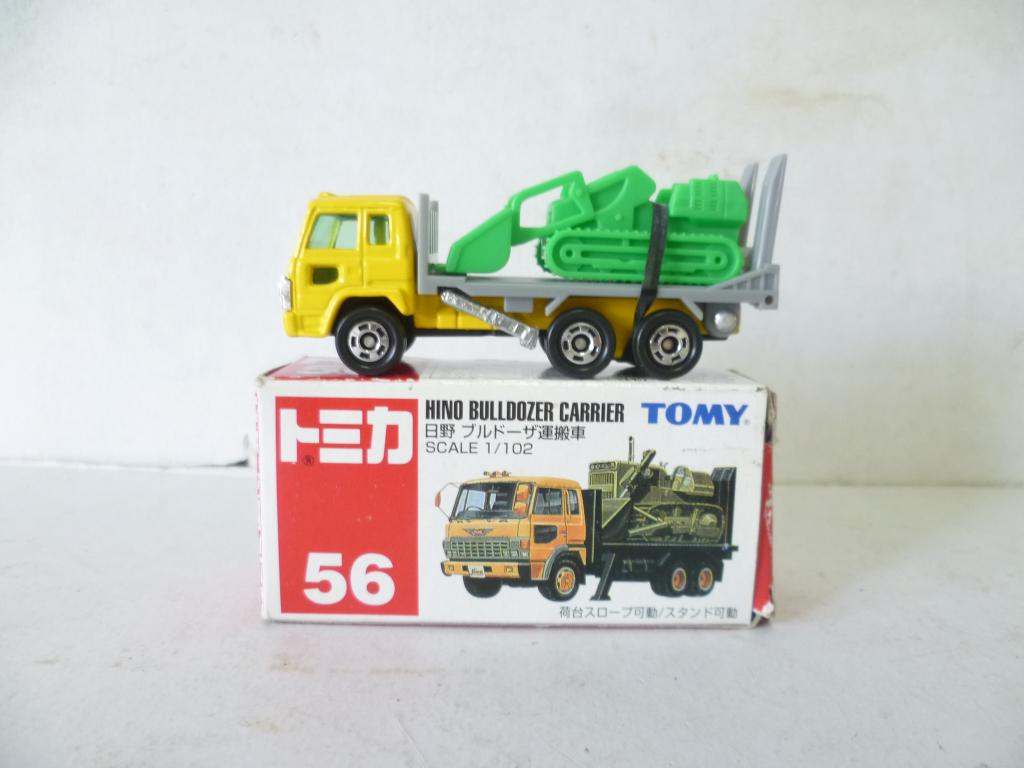 Tomica 56 Hino Bulldozer Carrier in doosje 1:102 modelauto., Ophalen of Verzenden, Nieuw, Auto