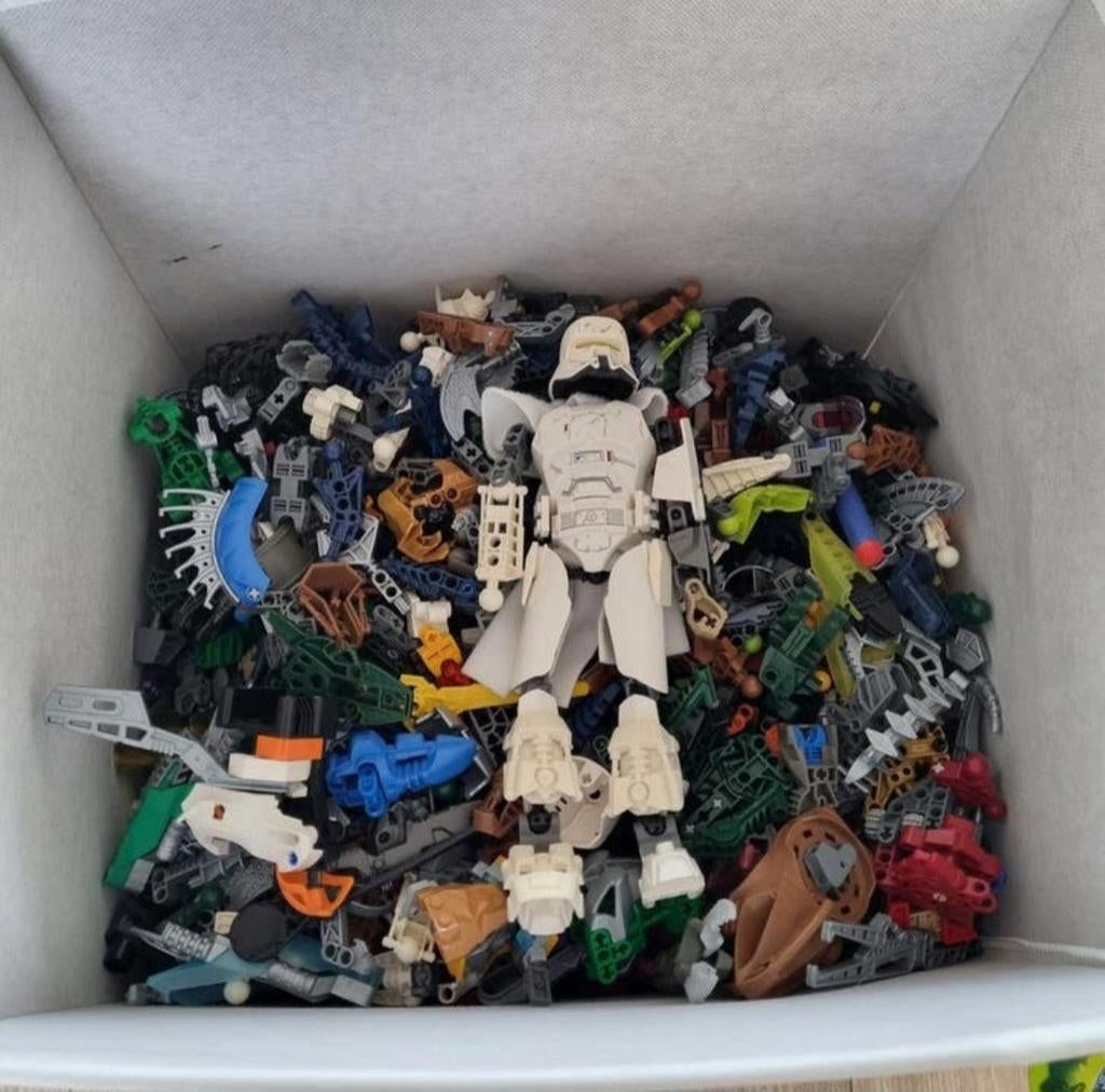 Grote bak LEGO Bionicle onderdelen met boekjes, Kinderen en Baby's, Speelgoed | Bouwstenen, Zo goed als nieuw, Ophalen of Verzenden