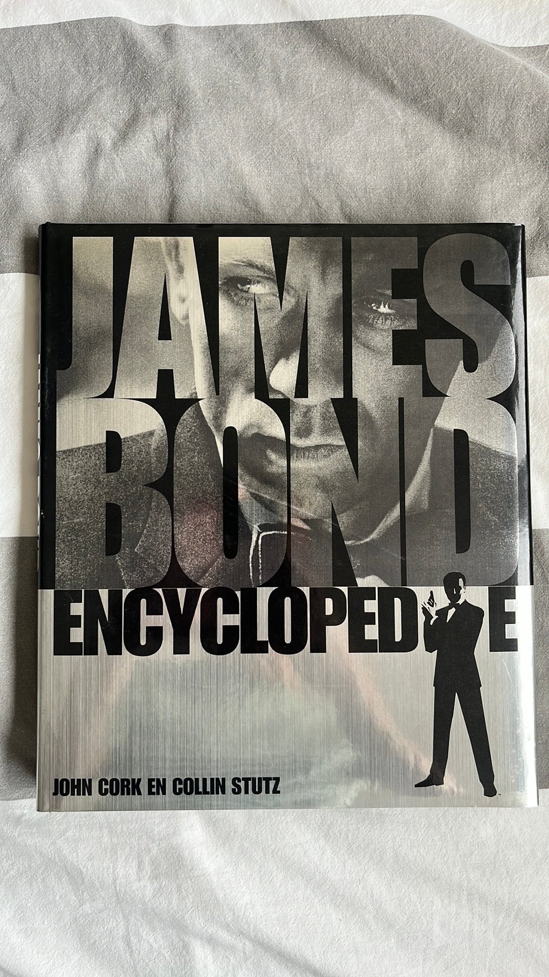 J. Cork - James Bond Encyclopedie, J. Cork; C. Stutz, Ophalen of Verzenden, Zo goed als nieuw, Filmspecifiek