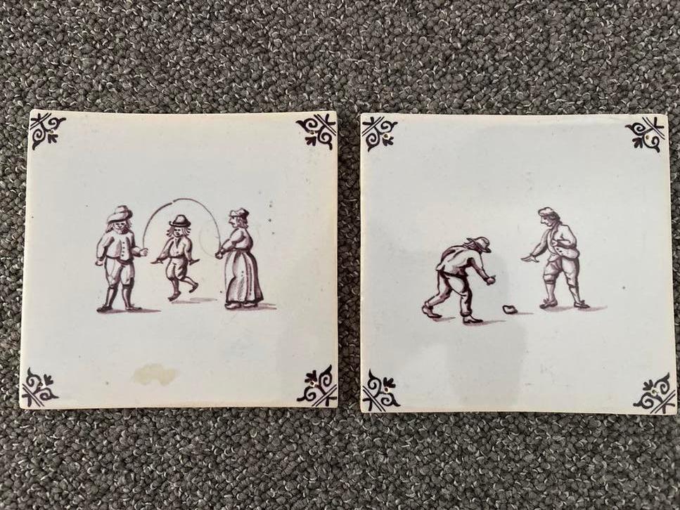 2 Delftblauwe tegels 'kinderspelen', Antiek en Kunst, Ophalen of Verzenden