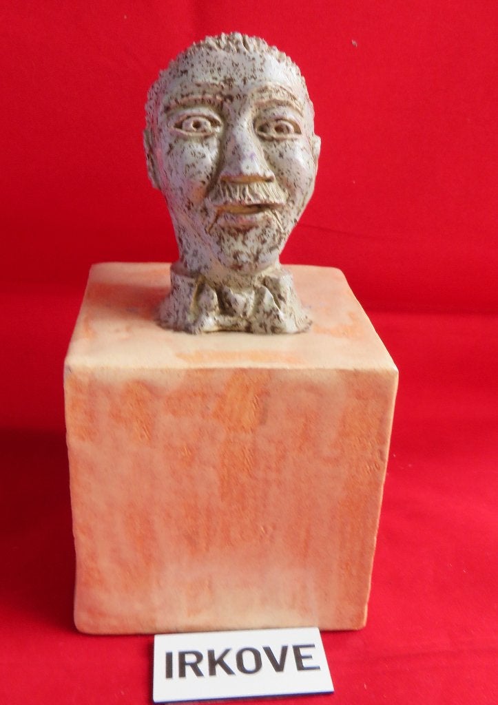 LEUK BEELD MANNENHOOFD OP SOKKEL * Keramiek *, Antiek en Kunst, Kunst | Beelden en Houtsnijwerken, Verzenden, 20 - 50 cm, Steen of Keramiek