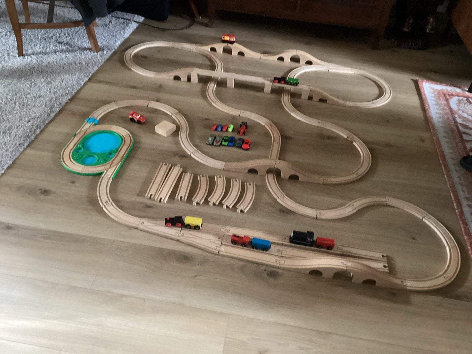 Grote houten treinbaan set met bruggen en accessoires € 27, Ophalen of Verzenden, Gebruikt, Rij- of Hobbelspeelgoed