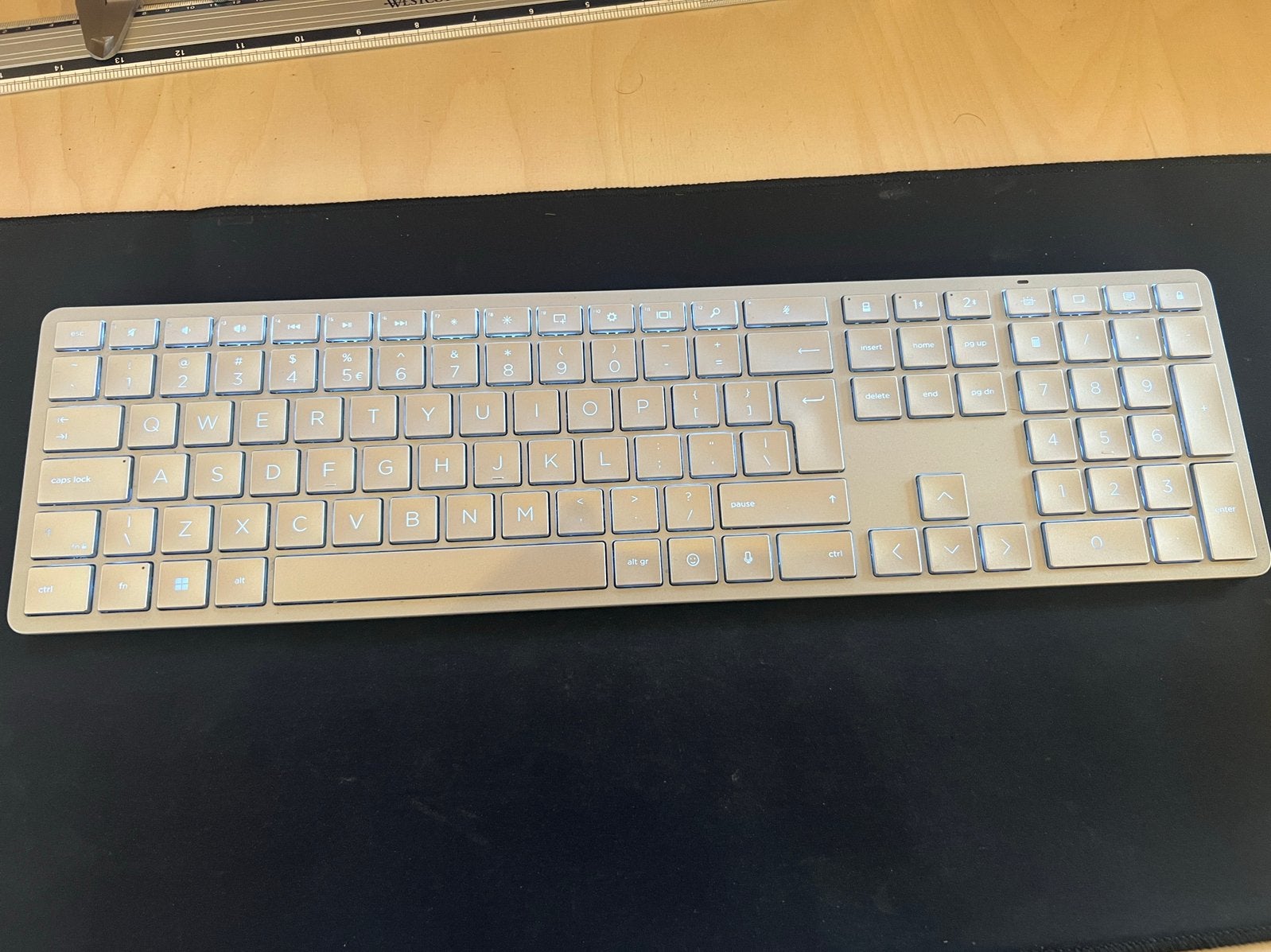 HP 970 Draadloos Toetsenbord, Computers en Software, Ophalen of Verzenden, Qwerty, Zo goed als nieuw, Draadloos