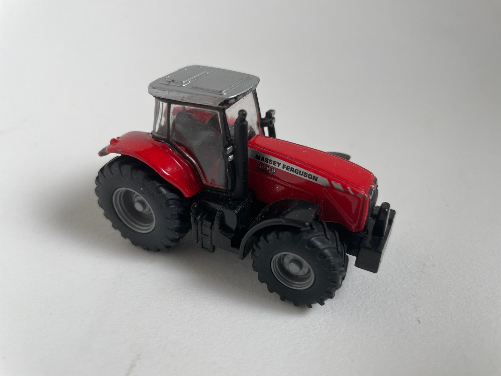 Model MF Massey Ferguson 8480 Dyna-VT, rood/zilver Siku 1/87, Ophalen of Verzenden, Gebruikt, Hijskraan, Tractor of Landbouw, SIKU