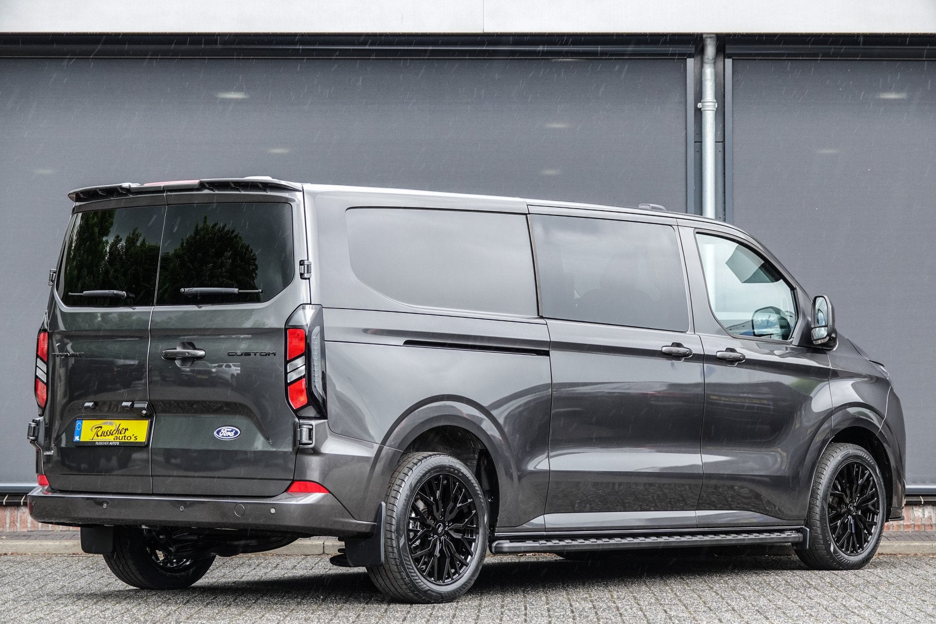 Ford Transit Custom L2H1 Dubbel Cabine 2.5PHEV 233Pk Aut. |, Auto's, Bestelauto's, Gebruikt, Zwart, 4 cilinders, 2159 kg