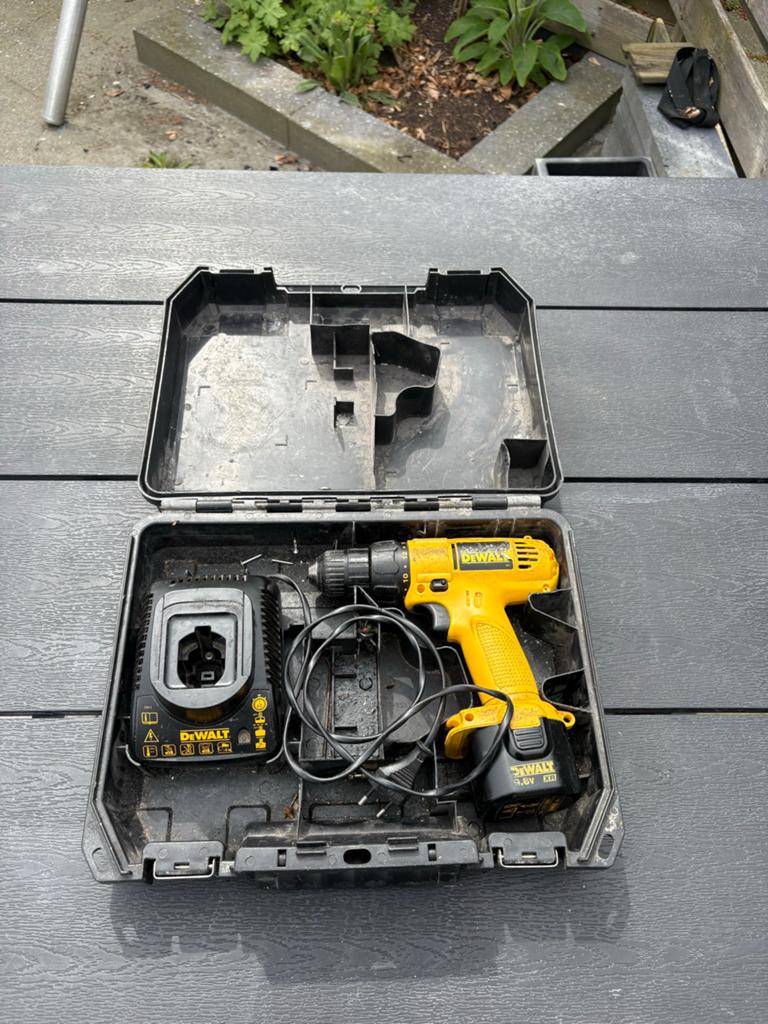 Defecte DeWalt boormachine met lader en koffer, Gebruikt, Variabele snelheid, Ophalen of Verzenden, Boor- en Schroefmachine