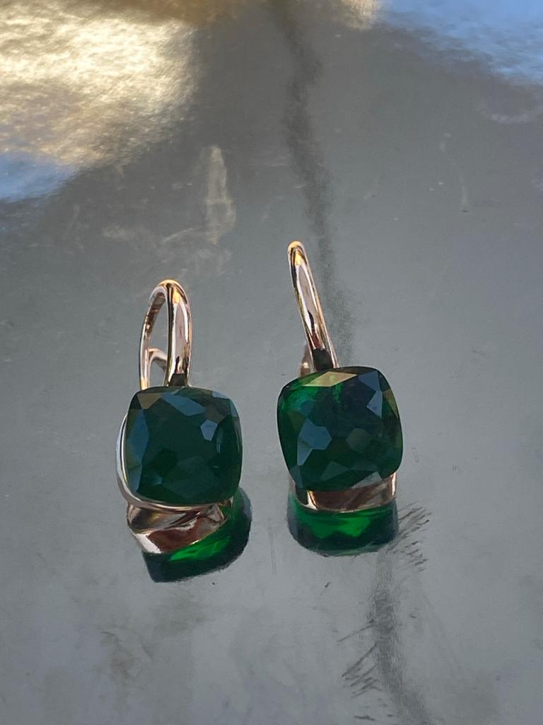 Pomellato stijl rozegouden oorbellen met smaragdgroene steen, Hangers, Verzenden, Nieuw, Met edelsteen
