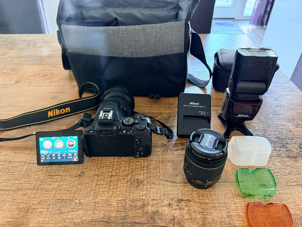 Nikon D5600 met 2 Nikon lenzen en Nikon Flitser, Ophalen, Geheugenkaart, Spiegelreflex, Ingebouwde flitser