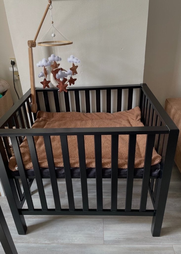 Babybox inclusief matras, hoes, kleed en babymobiel, Ophalen, Gebruikt, Vierkant, In hoogte verstelbaar
