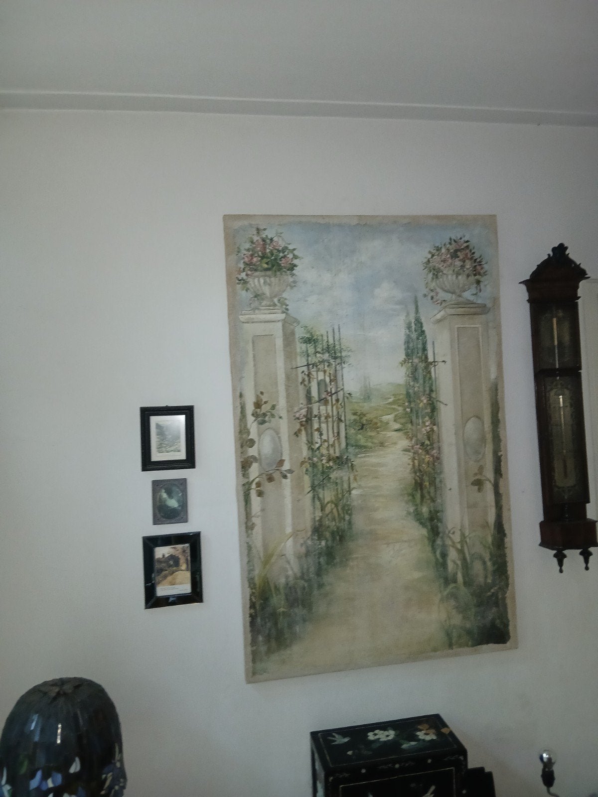 Groot schilderij: Tuinpoort met bloemen en landschap, Ophalen of Verzenden
