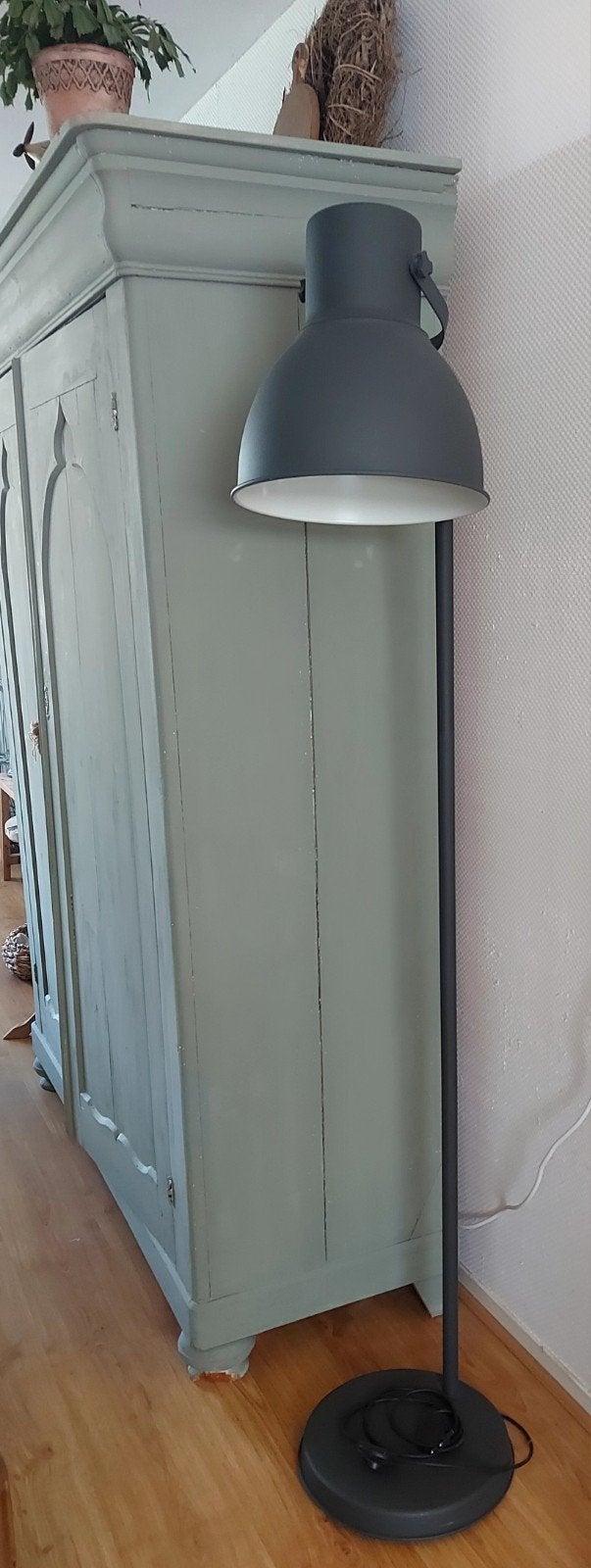 Stoere grijze vloerlamp, Huis en Inrichting, Lampen | Vloerlampen, Ophalen, Zo goed als nieuw, 150 tot 200 cm