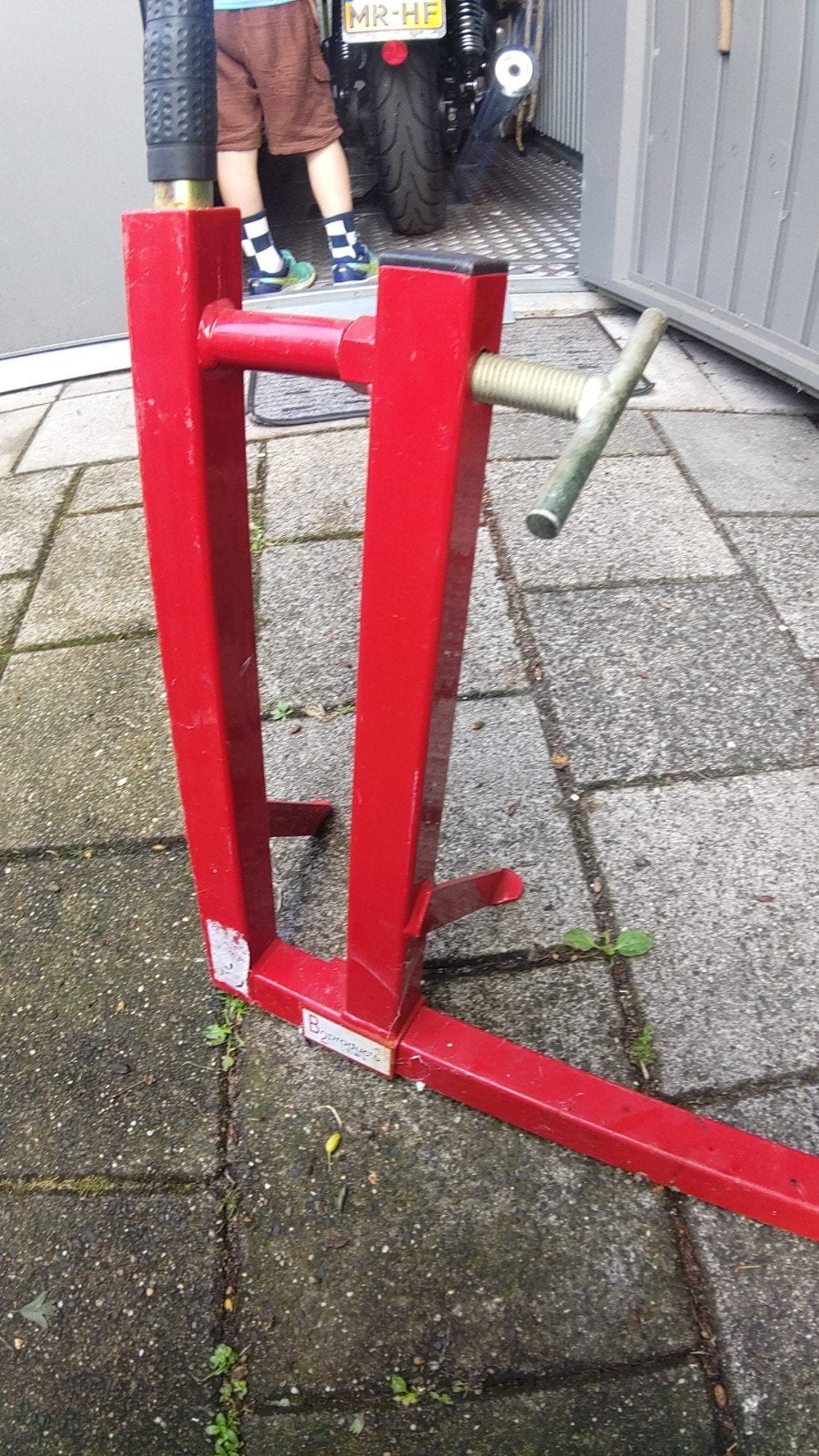 Robuuste paddockstand voor motorfietsen, Ophalen