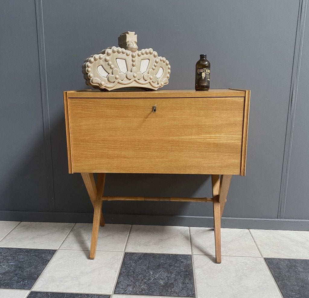 60 jaren bureau met 3la voor kind of lilliputter of tv kast, Ophalen, Met lades, Gebruikt, Hout