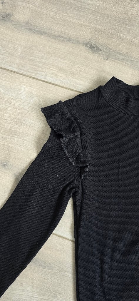 Zwart truitje WE Fashion maat 134/140 met ruches, Meisje, Trui of Vest, Nieuw, Ophalen of Verzenden
