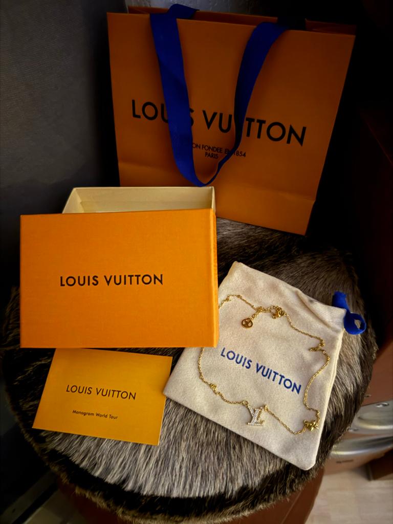 Louis Vuitton Ketting met LV-logo en strass, Sieraden, Tassen en Uiterlijk, Overige materialen, Nieuw, Ophalen of Verzenden, Goud