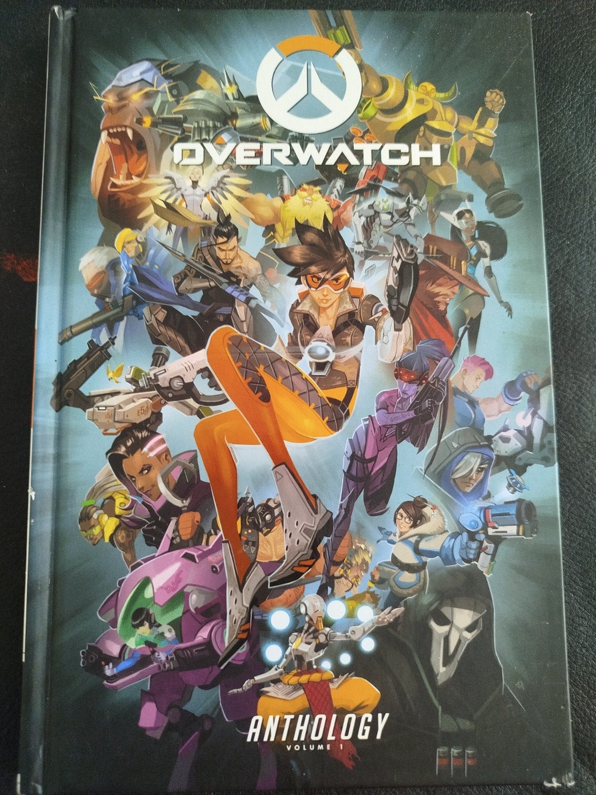 OVERWATCH ANTHOLOGY VOL 1 HARDCOVER COMIC, Eén stripboek, Ophalen of Verzenden, Zo goed als nieuw, Blizzard