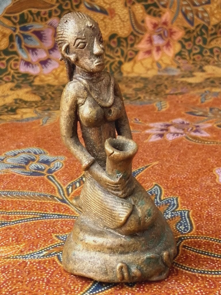 Antiek brons beeldje uit India van vrouw met beker 9,2 cm., India, Handgemaakt, Ophalen of Verzenden, Brons