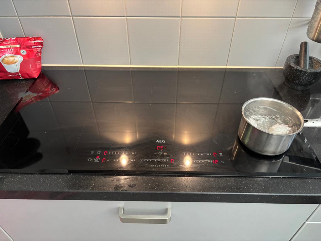 AEG 5 zones inductie kookplaat met afzuigkap. Hob2Hood, Witgoed en Apparatuur, Kookplaten, Ophalen, Gebruikt, Energieklasse A of zuiniger
