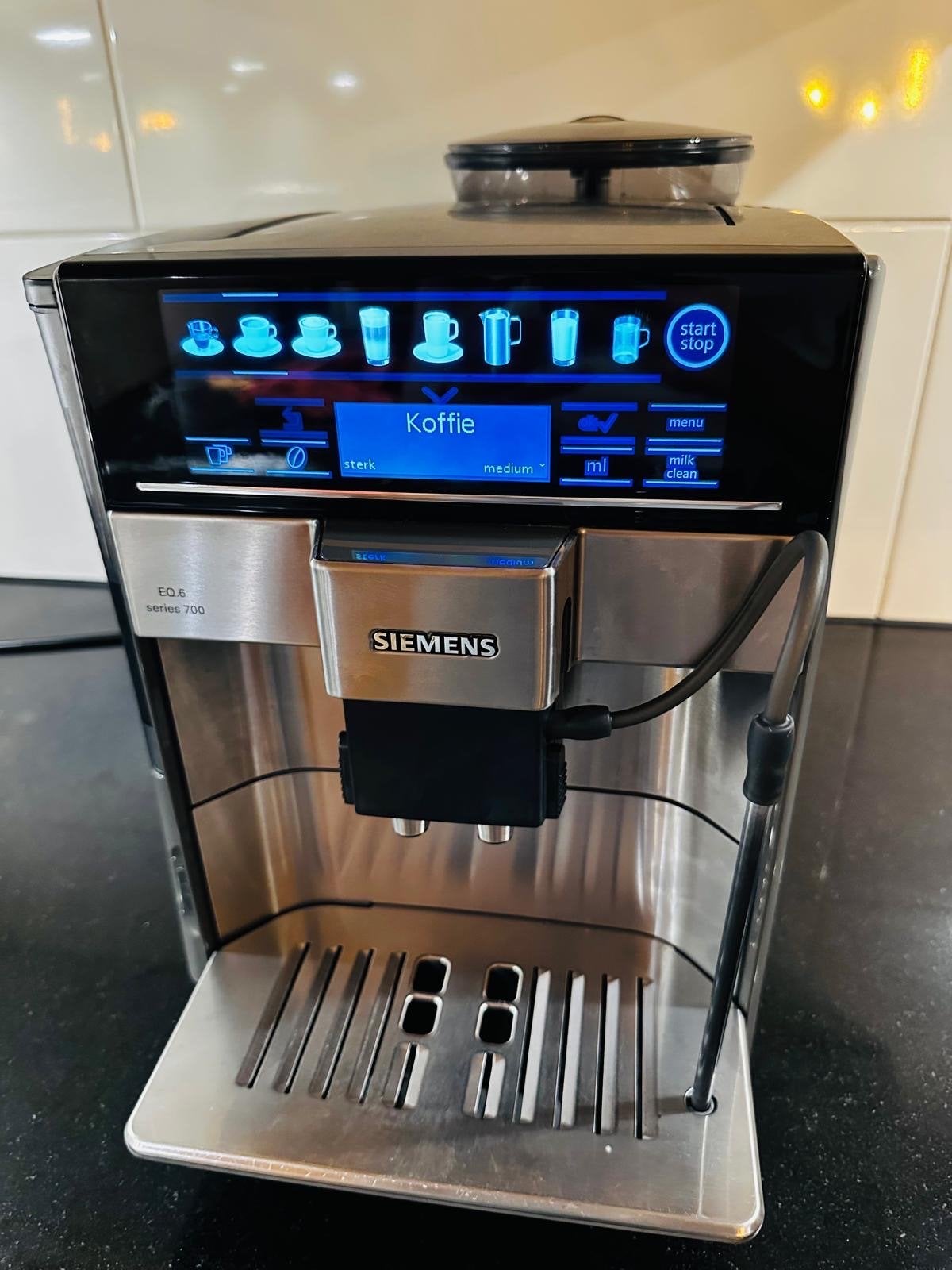 Aanbieding Siemens EQ.6 Series 700 koffiemachine (revisie), Witgoed en Apparatuur, Afneembaar waterreservoir, 10 kopjes of meer