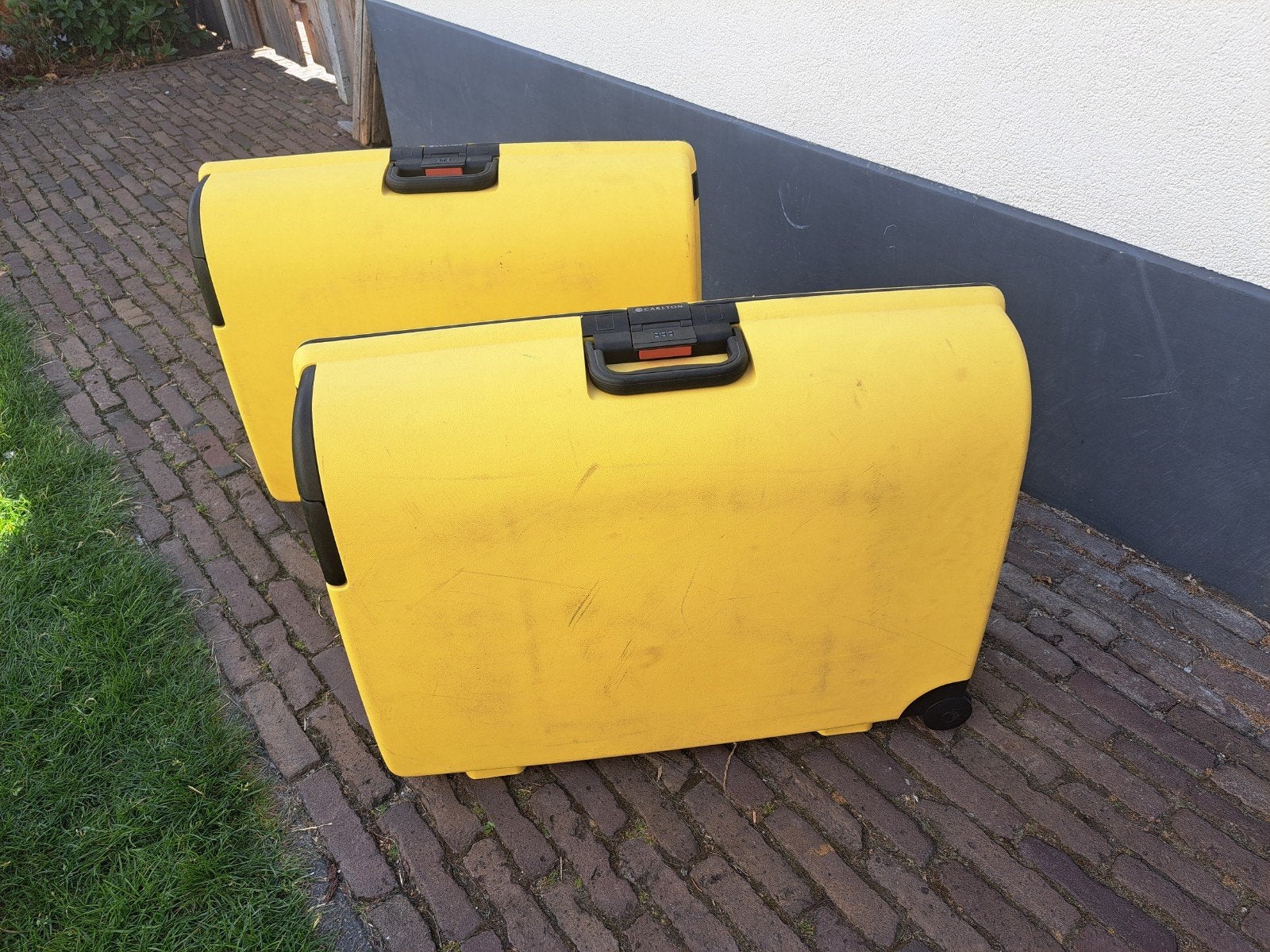 Carlton koffers geel met cijferslot en wieltjes, Gebruikt, Hard kunststof, 70 cm of meer, 55 cm of meer