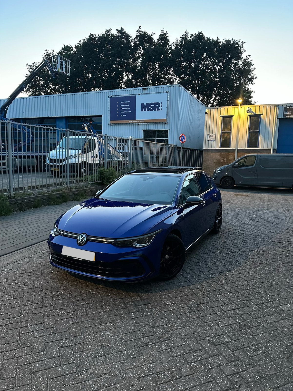 Volkswagen Golf 8R-Line Pano Trekhaak Lapiz Blue Dealer OH, Parkeerassistent, Zwart, 4 cilinders, Hatchback