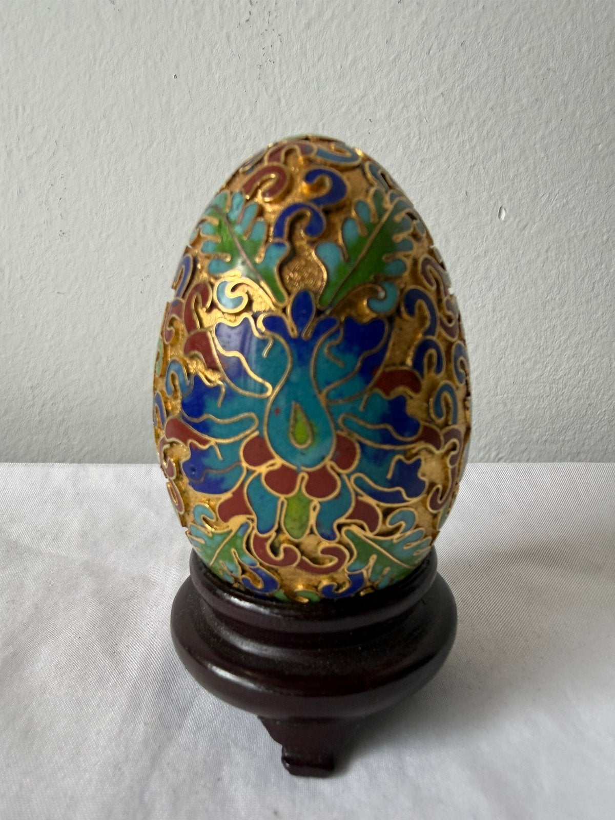 Chinees cloisonne ei op voetje, Antiek en Kunst, Kunst | Niet-Westerse kunst, Goud, Overige typen, China, Handgemaakt
