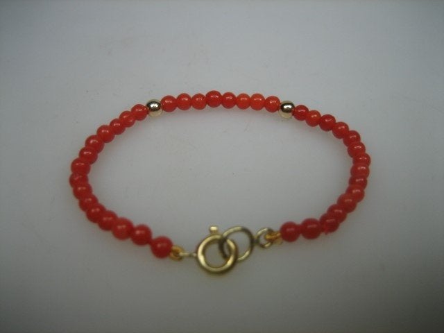 Antieke bloedkoralen baby armbandje met 14 karaat Veerring, Sieraden, Tassen en Uiterlijk, Kindersieraden, Verzenden, Nieuw, Goud