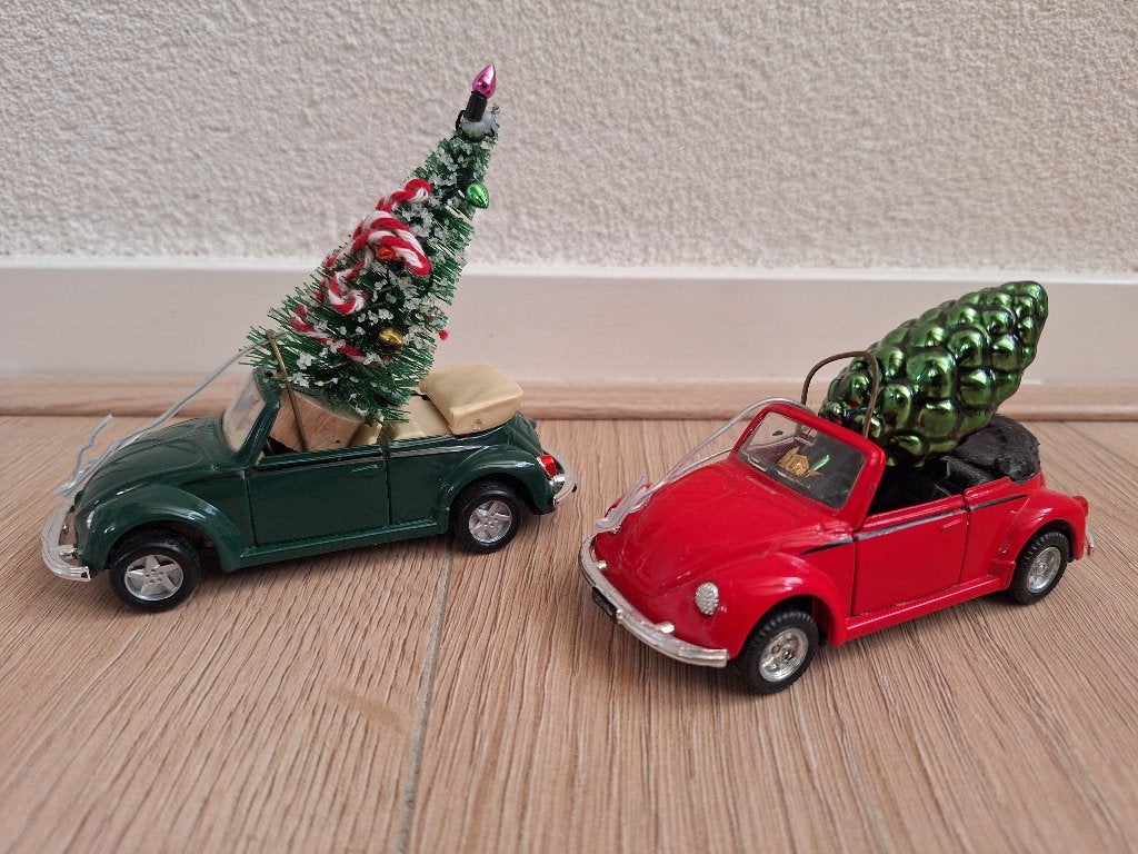 VW Kever cabriolet rood en groen Kerstman of Kerstboom 11 cm, Ophalen of Verzenden, Gebruikt