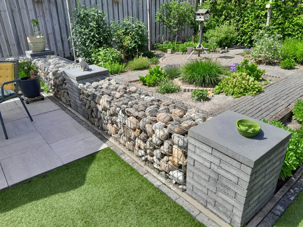 Twee metalen korven met o.a. keien., Tuin en Terras, Ophalen, Gebruikt, Overige materialen