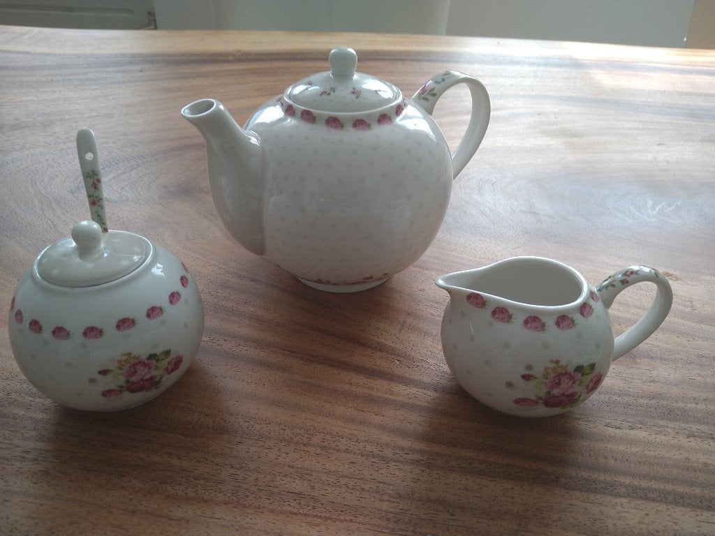 High Tea set - bone china porcelain - theepot en meer, Verzamelen, Ophalen of Verzenden, Gebruikt, Porselein, Compleet servies