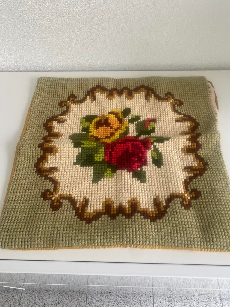 Vintage Geborduurd Kussen met Rozenmotief, Ophalen of Verzenden, Gebruikt, Handborduren, Overige typen