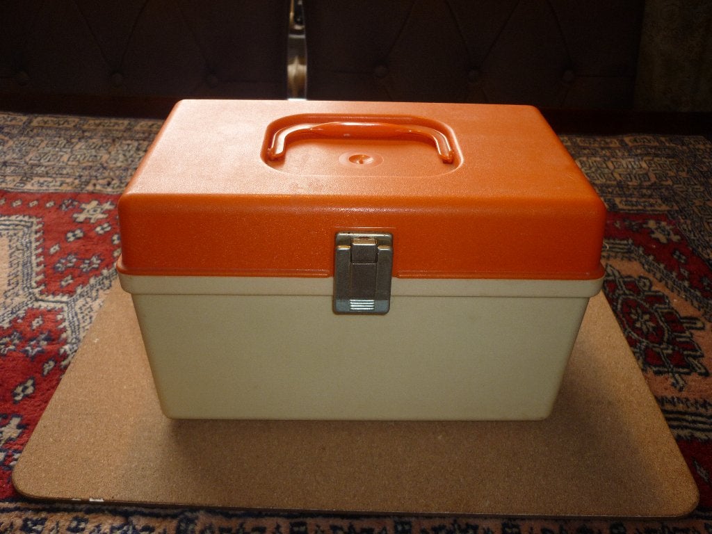 Mooie naaibox créme bak met oranje deksel in goede staat, Ophalen of Verzenden, Zo goed als nieuw, Overige typen