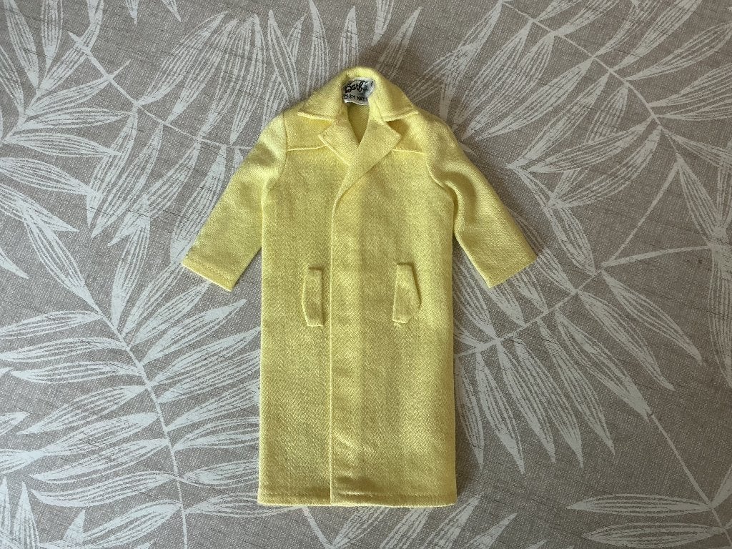Barbie Raincoat 1963 #949, enkel de gele jas, Verzamelen, Ophalen of Verzenden, Zo goed als nieuw, Fashion Doll