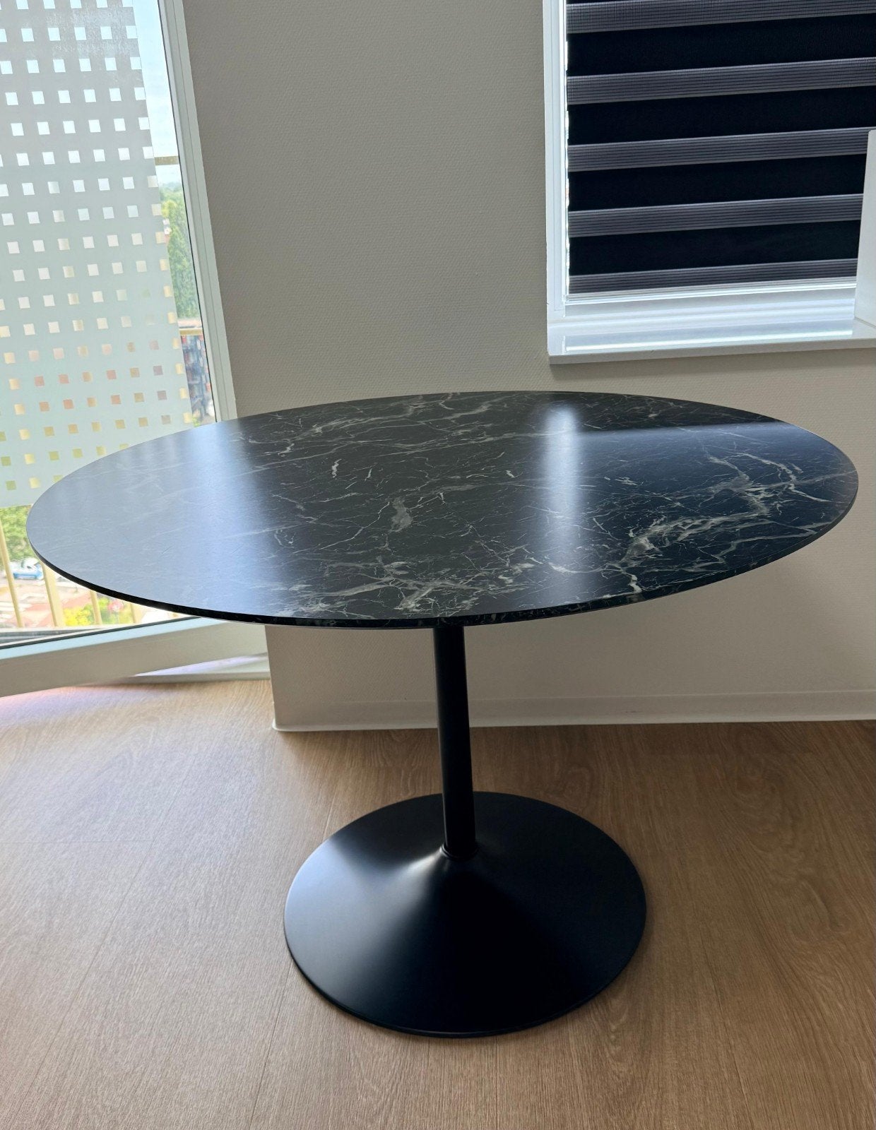 Moderne ronde eettafel met marmerlook blad, Overige materialen, Rond, Zo goed als nieuw, Vier personen