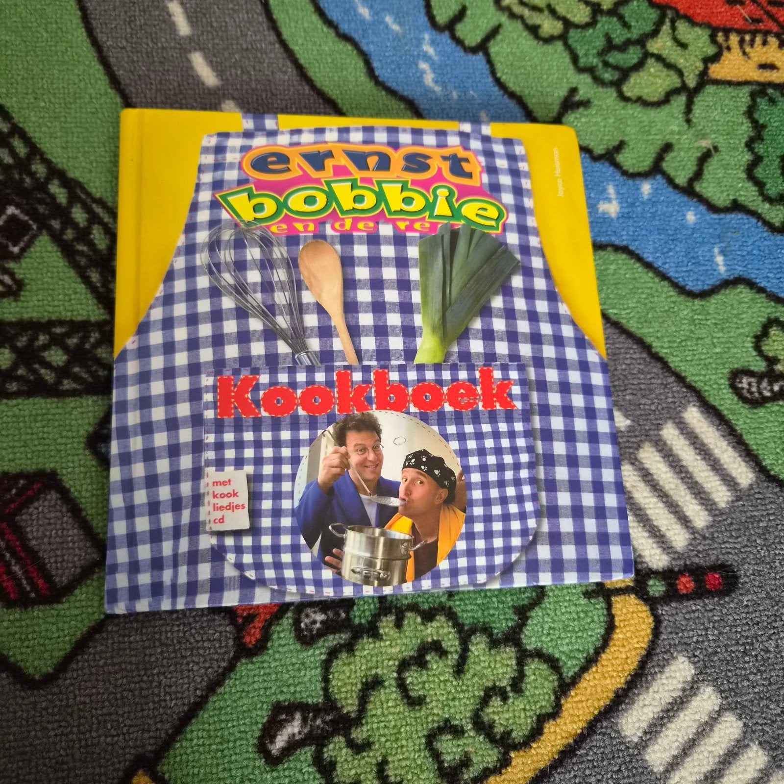 Ernst Bobbie en de rest Kookboek boek met CD, Gelezen, Overige typen, Ophalen of Verzenden, Nederland en België