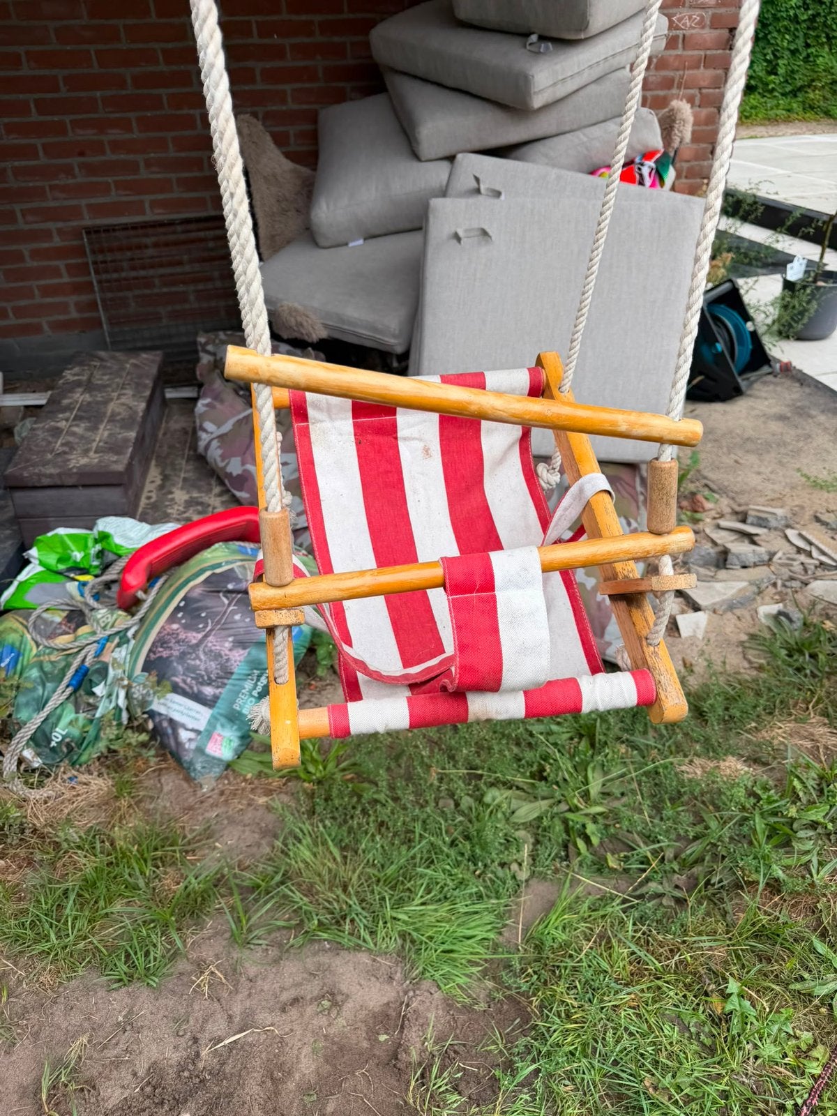 Gratis: Houten schommel met rood-wit gestreepte zitting, Ophalen, Gebruikt, Schommel