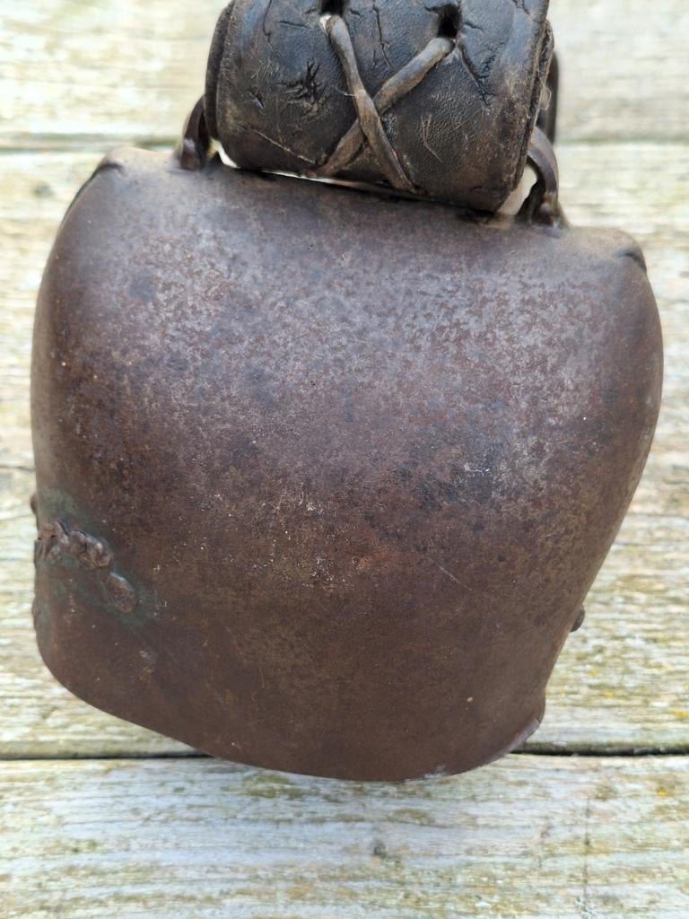Oude grote zwitserse koebel met leren riem, Antiek en Kunst, Ophalen of Verzenden