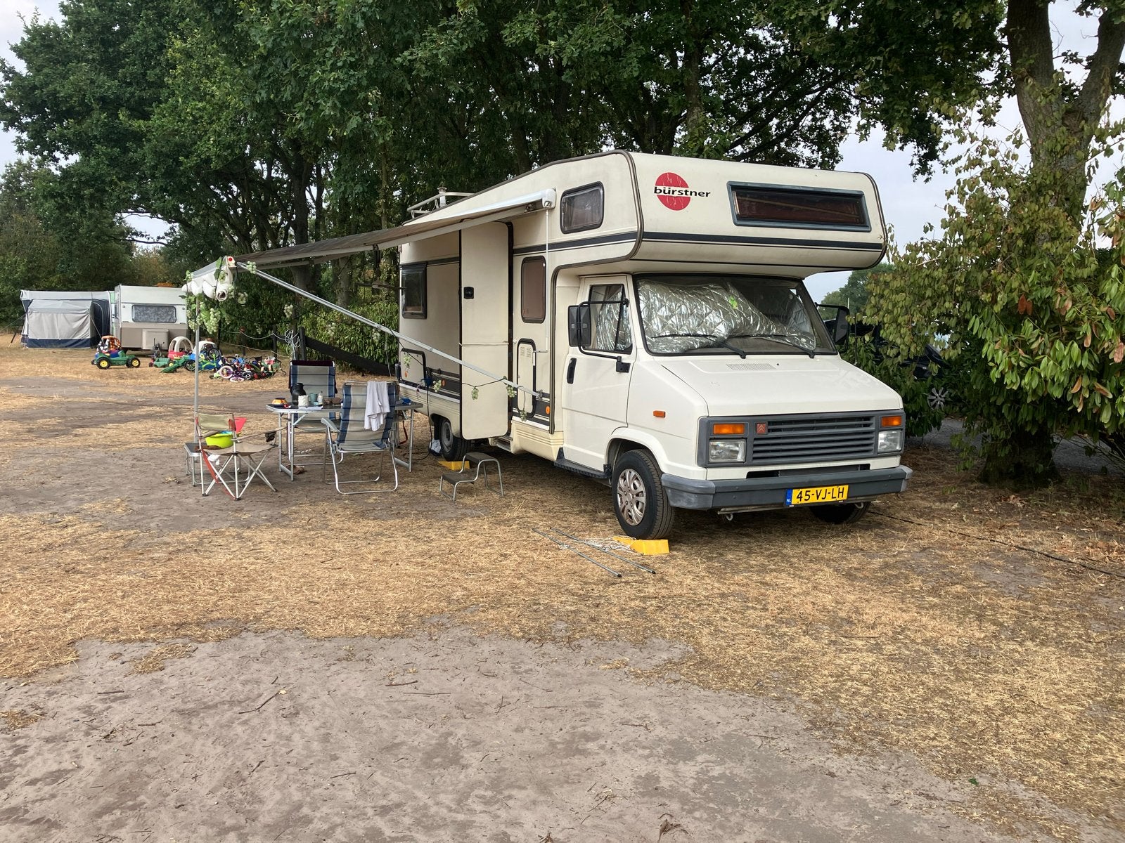 Burstner Camper met Trekhaak, model J5 en Buitenkeuken, Caravans en Kamperen, Campers, Luifel, Ringverwarming, Particulier, Bürstner