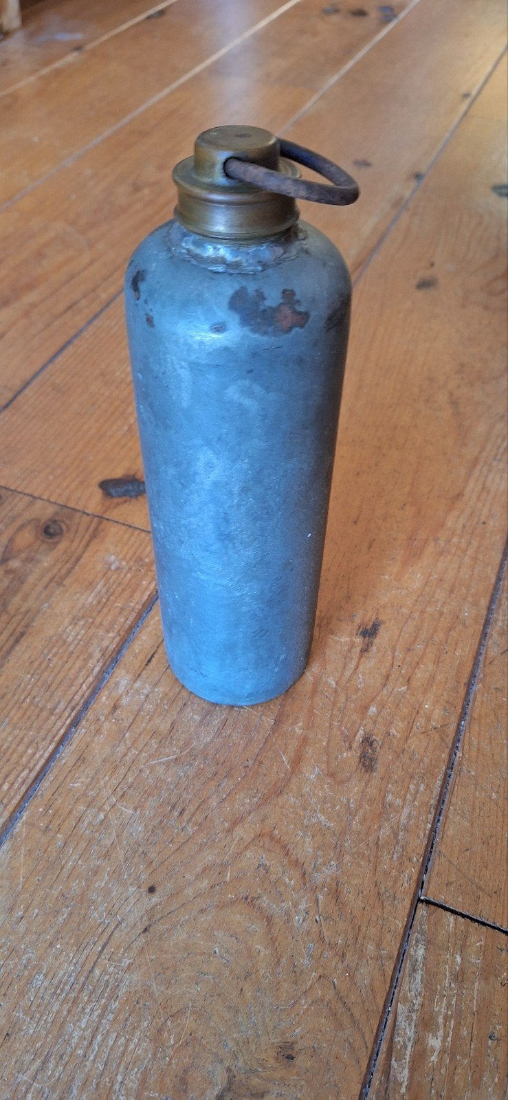 Antieke metalen kruik met koperen dop, Ophalen