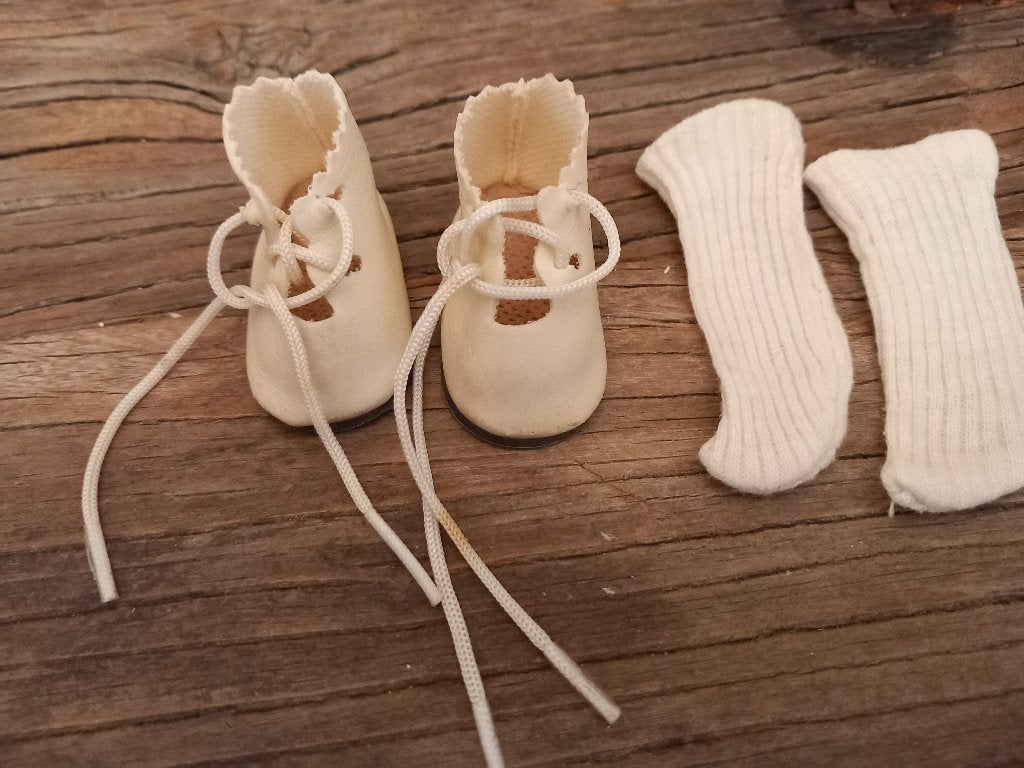 kleine oude poppenschoentjes met oude kousjes jaren 50., Ophalen, Gebruikt, Kleertjes