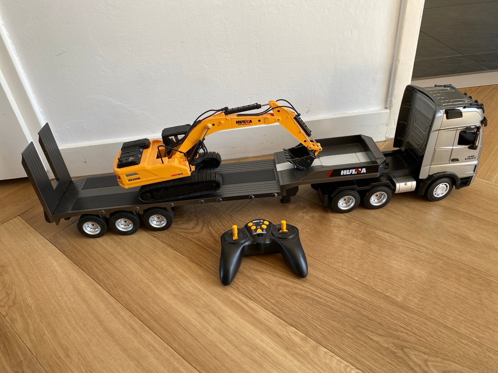Bestuurbare Vrachtauto / RC dieplader met graafmachine, Ophalen, Gebruikt, Overige typen, Auto onroad