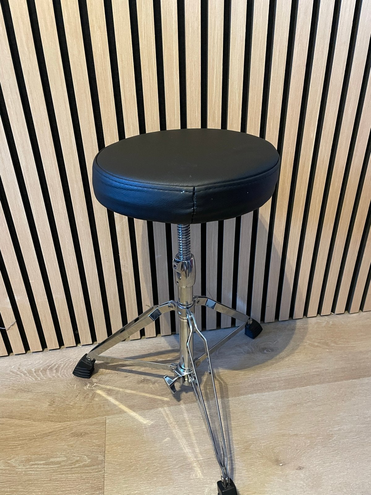 Millenium Drumkruk - Comfortabel en Stevig, Muziek en Instrumenten, Instrumenten | Toebehoren, Verzenden, Gebruikt, Drums of Percussie