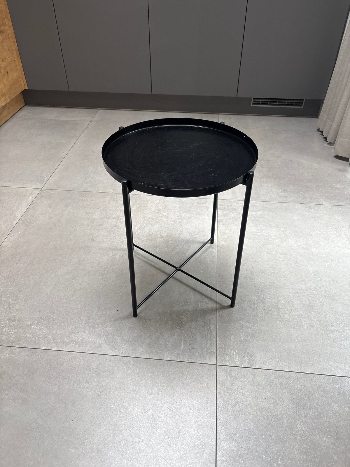 IKEA bijzettafel Gladom zwart, Huis en Inrichting, Minder dan 55 cm, Gebruikt, Metaal of Aluminium, Rond