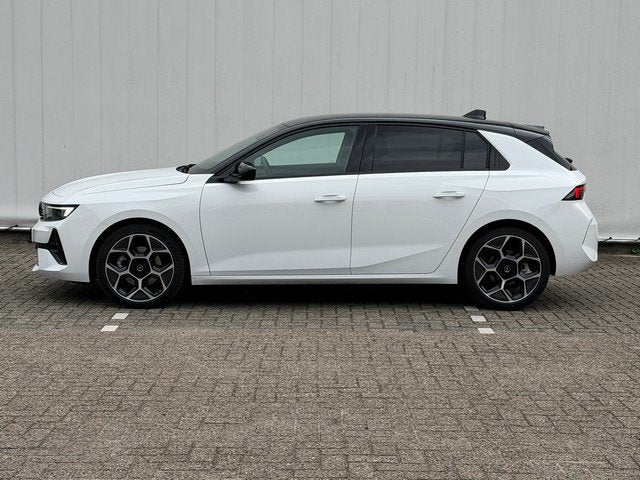 Opel Astra 1.2 Turbo Hybrid 145PK GS met 360-Camera, Winterp, 136 pk, Gebruikt, Euro 6, Wit