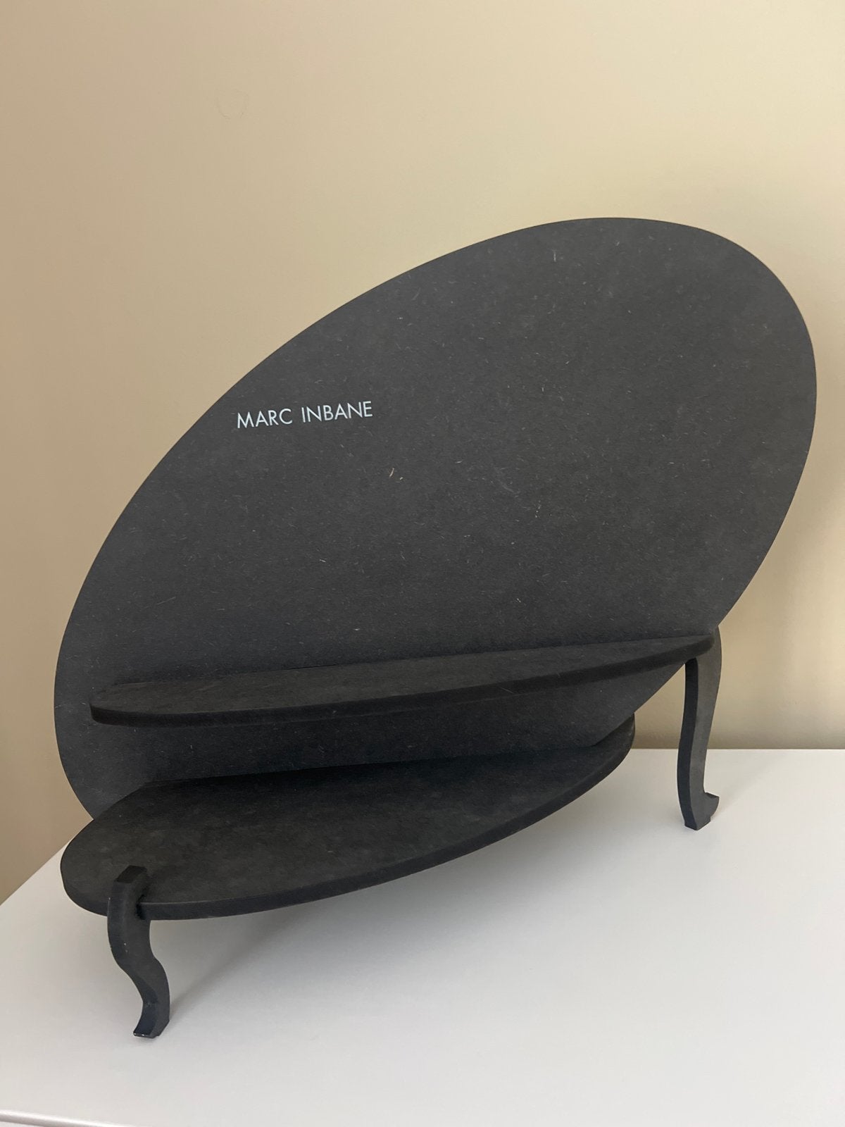 Marc Inbane display standaard - Zwart, Hout, Zwart, Ophalen of Verzenden, Zo goed als nieuw