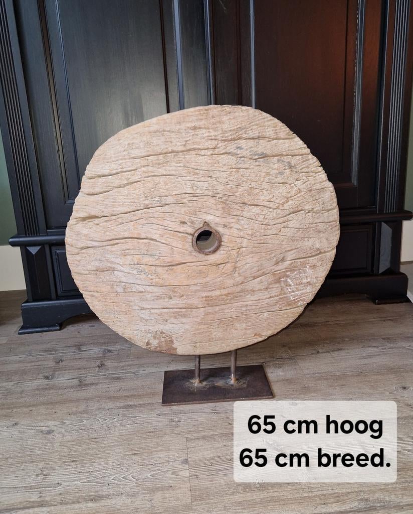 Groot houten wiel op standaard., Ophalen of Verzenden